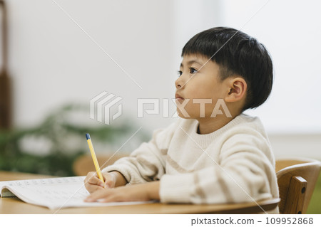 小學一年級男生做計算練習 小學一年級男生做計算練習 109952868