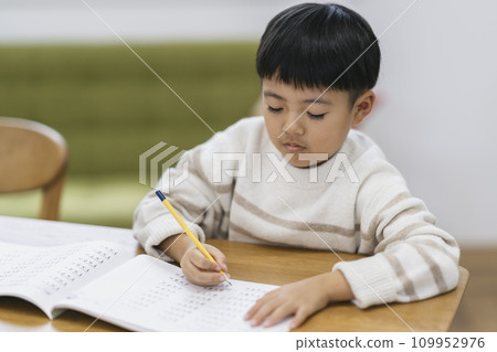 小學一年級男生做計算練習 109952976