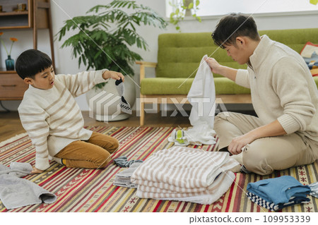 親子疊衣服:30多歲的父親和7歲的男孩 親子疊衣服:30多歲的父親和7歲的男孩 109953339