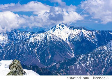 Mountain climbing in the Tateyama Mountains of the Northern Alps during the remaining snow season, the south peak of Mt. Kashima Yarigatake Mountain climbing in the Tateyama Mountains of the Northern Alps during the remaining snow season, the south peak of Mt. Kashima Yarigatake 109953390
