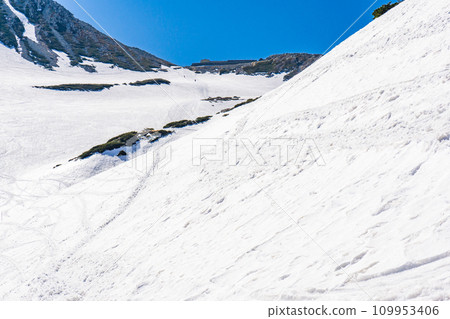 Climbing the Tateyama Mountain Range in the Northern Alps during the remaining snow season Ichinokoshi and a mountain lodge 109953406