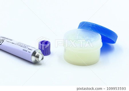 Images of ointments, ointments, and medicines 109953593