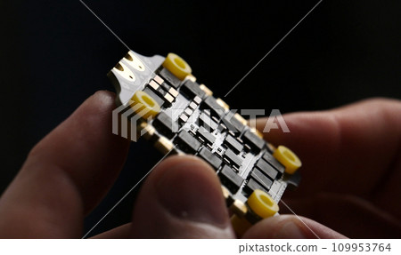 Process of soldering condensator 109953764
