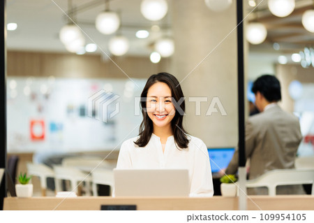 在聯合辦公空間工作的商務人士 109954105