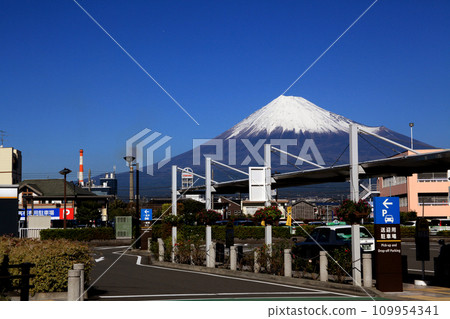 “Shin-Fuji Station”, Fuji City, Shizuoka Prefecture, scenery in front of the station with a view of Mt. Fuji “Shin-Fuji Station”, Fuji City, Shizuoka Prefecture, scenery in front of the station with a view of Mt. Fuji 109954341