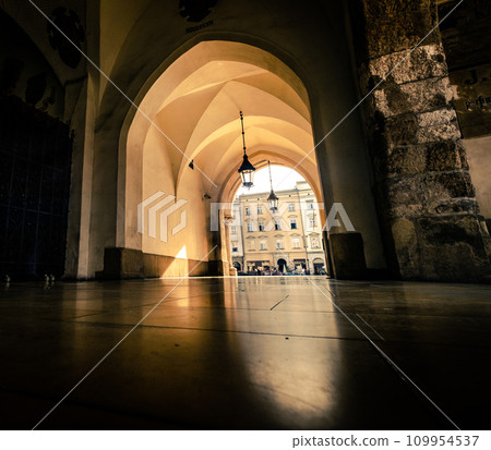 Sunshine view of square through the archway in Krakow 109954537
