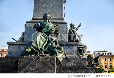 Sunshine view of monuments and ancient towers on the Krakow city central square 109954538