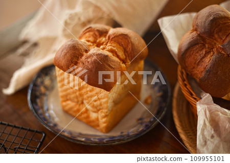 Japanese Shokupan bread loaf 109955101