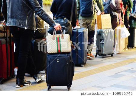 Queue waiting for a taxi at Tokyo Station 109955745