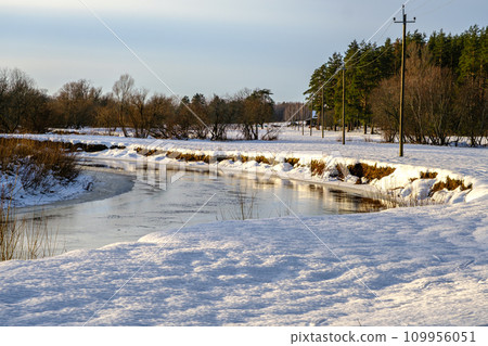 Small narrow river in winter, river bend, water reflections. 109956051