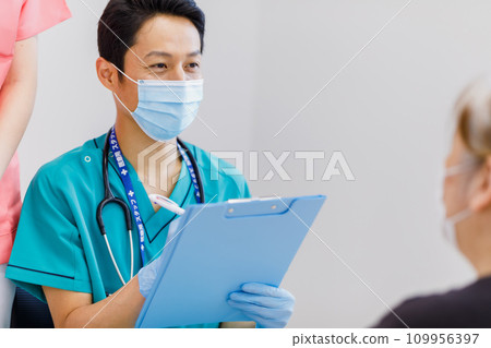 Medical image Doctor who asks questions Photographing cooperation: Japanese language school attached to Chuo Institute of Technology 109956397