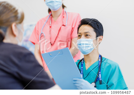 Medical image Doctor who asks questions Photographing cooperation: Japanese language school attached to Chuo Institute of Technology Medical image Doctor who asks questions Photographing cooperation: Japanese language school attached to Chuo Institute of Technology 109956487