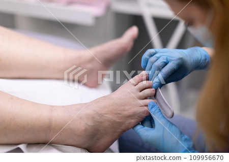 Work out the toenail plate with a disposable file. Work out the toenail plate with a disposable file. 109956670