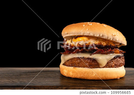 培根蛋起司漢堡盤黑色背景 109956685