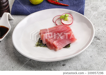 Japanese cuisine - sliced tuna sashimi 109957296