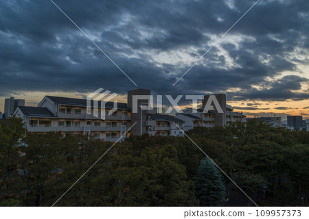 住宅區的日落天空 住宅區的日落、公寓、公共企業、照明、公共住宅、日落、夜景、公寓大樓 109957373