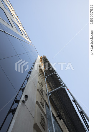 Scaffold mounted on the building at the construction site 109957932