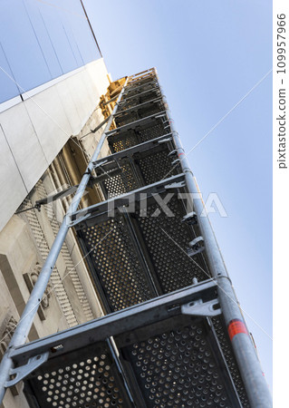 Scaffold mounted on the building at the construction site 109957966
