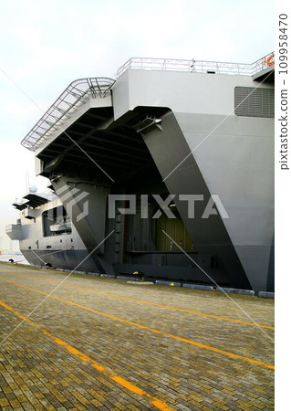 Expanding the range of aircraft operations [Side elevator] “Destroyer Izumo” at Yokohama Grand Pier 109958470