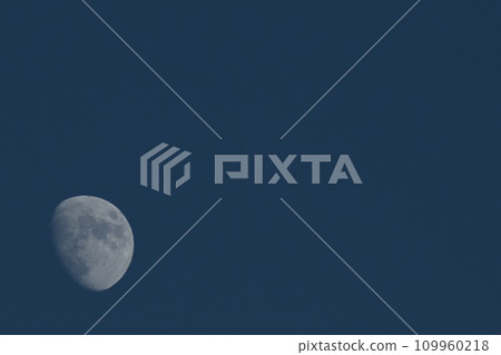 9.7歲的月亮在藍色的夜空中升起 9.7歲的月亮在藍色的夜空中升起 109960218