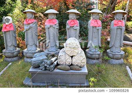 Kasa Jizo, autumn leaves season, Tamonin precincts, Tokorozawa City Kasa Jizo, autumn leaves season, Tamonin precincts, Tokorozawa City 109960826
