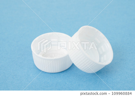 white plastic bottle cap 109960884