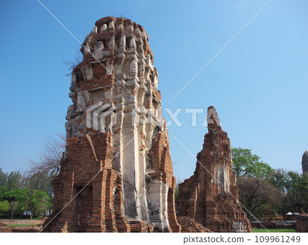 Thailand, Ayutthaya, Wat Phra Mahathat, sunny day in May 109961249