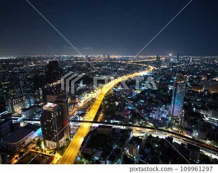 泰國，曼谷，摩天大樓的夜景 109961297