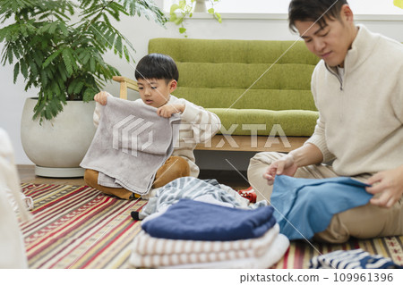 親子疊衣服：30多歲的父親和7歲的男孩 109961396