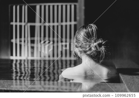 女人在露天洗澡，單色 109962655