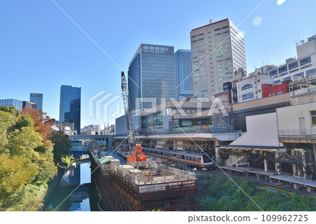 御茶水車站在一個陽光明媚的早晨，東京 109962725