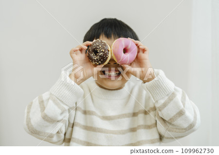 雙手捧著甜甜圈的男孩 109962730