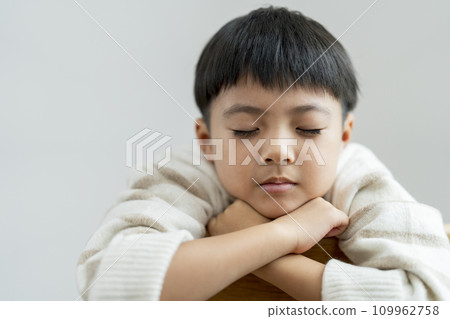 7歲男孩閉眼思考－孩子的冥想形象 109962758