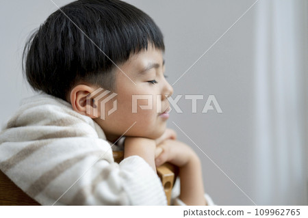 一個 7 歲男孩閉著眼睛的側面,孩子的冥想圖像 一個 7 歲男孩閉著眼睛的側面,孩子的冥想圖像 109962765