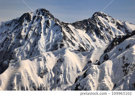 白雪皚皚的北阿爾卑斯山脈中的鹿島矢鹿岳 白雪皚皚的北阿爾卑斯山脈中的鹿島矢鹿岳 109963102
