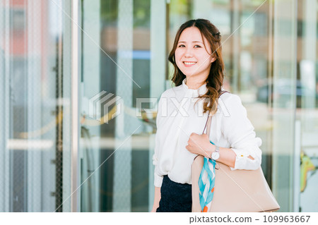 商務女性/空服員上下班/辦公室/出差 商務女性/空服員上下班/辦公室/出差 109963667