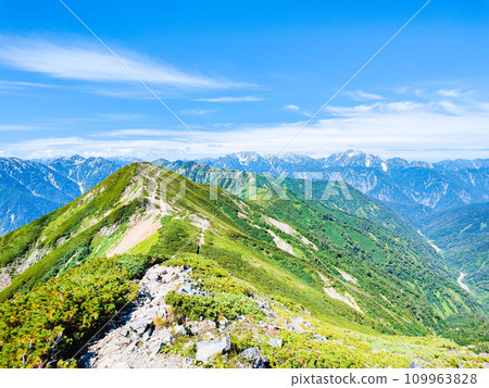 Climbing Mt. Jigatake in summer (view of the south peak, Mt. Tateyama, and Mt. Tsurugidake from the top of Mt. Jigatake Nakamine) 109963828