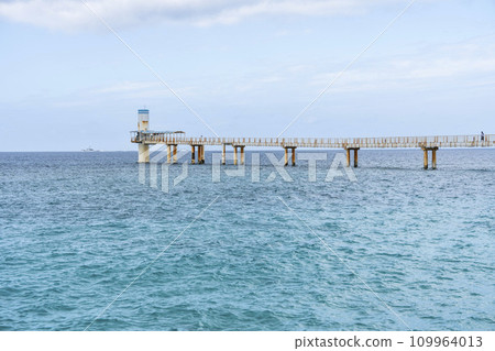 The bridge leading to the blue sea of Busena and the underwater observation tower, Busena Marine Park, Nago City, Okinawa Prefecture The bridge leading to the blue sea of Busena and the underwater observation tower, Busena Marine Park, Nago City, Okinawa Prefecture 109964013