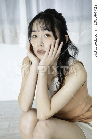 一位年輕女子感到皮膚濕潤 109964728
