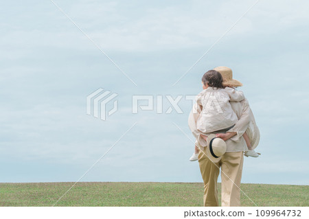 母親背著女兒,母親和女兒,父母和孩子,女孩 母親背著女兒,母親和女兒,父母和孩子,女孩 109964732