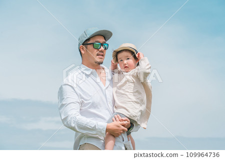 父母和孩子、父親和孩子、女兒在公園玩耍,欣賞天空的景色(防止曬傷和紫外線) 父母和孩子、父親和孩子、女兒在公園玩耍,欣賞天空的景色(防止曬傷和紫外線) 109964736