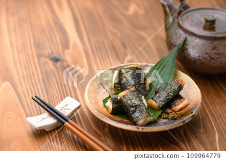 將磯部燒烤至金黃色 將磯部燒烤至金黃色 109964779