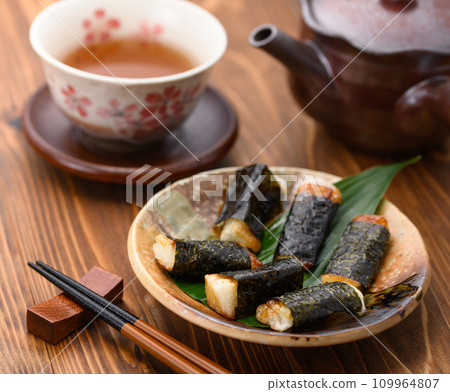 將磯部燒烤至金黃色 將磯部燒烤至金黃色 109964807