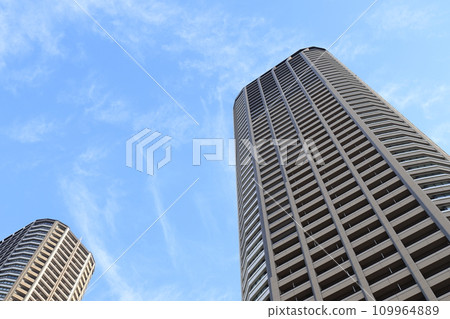 與塔公寓的都市風景 109964889