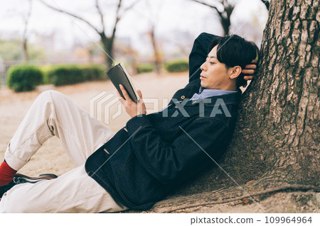 一個人靠在樹上看書 109964964