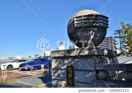 晴天從兩國橋看到的東京晴空塔 109965523