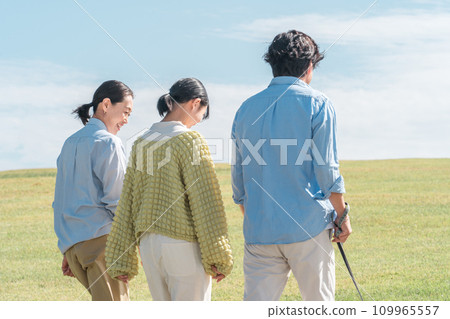 與狗/寵物玩耍的家庭的後視圖(父母和三個孩子) 與狗/寵物玩耍的家庭的後視圖(父母和三個孩子) 109965557