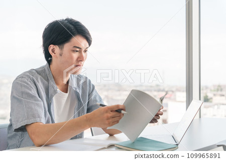 University students (high school students, cram schools, cram schools) reading books, textbooks, and reference books at universities and schools 109965891