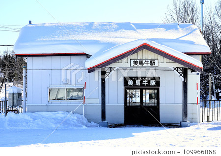 陽光明媚的日子美瑛町美鮑士車站 陽光明媚的日子美瑛町美鮑士車站 109966068