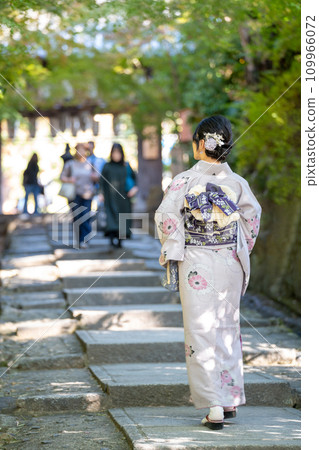 穿著和服的女人,日本京都傳統建築背景 穿著和服的女人,日本京都傳統建築背景 109966072